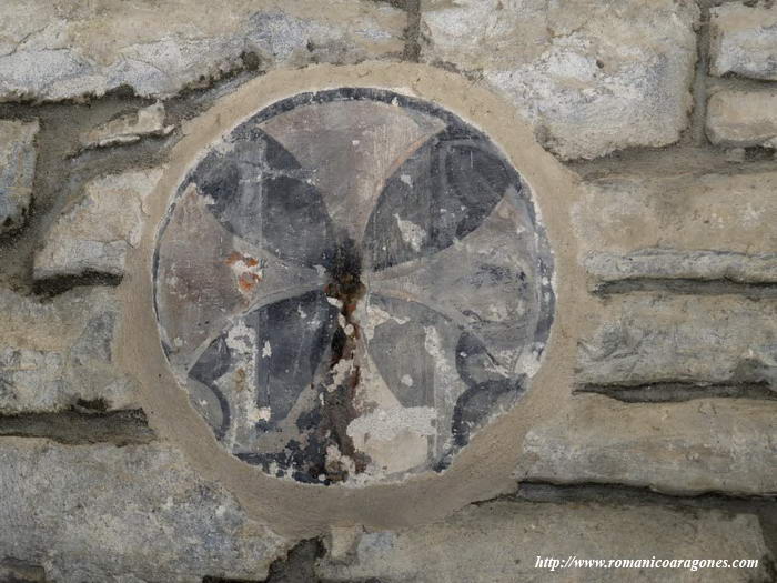 CRUZ DE CONSAGRACIÓN SOBRE PILA BAUTISMAL